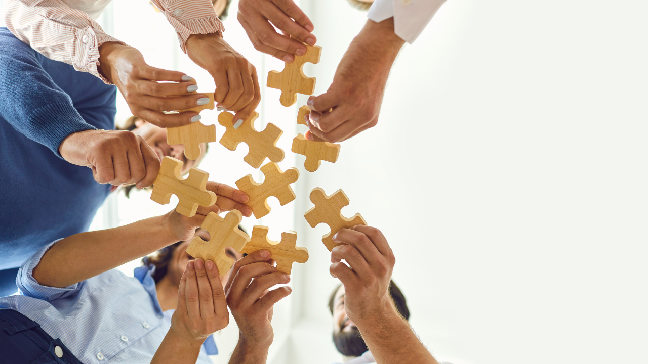 equipo de personas montando un puzzle